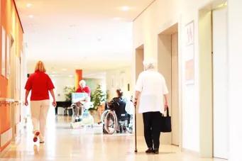Il est possible d'être associé au fonctionnement d'un établissement médico-social notamment par le conseil de la vie sociale.