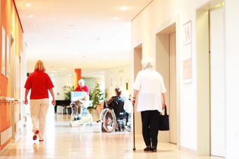 Il est possible d'être associé au fonctionnement d'un établissement médico-social notamment par le conseil de la vie sociale.