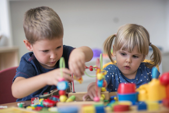 Enfants jouant dans une classe de maternelle