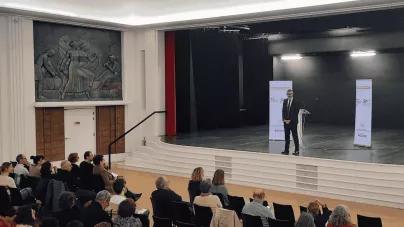 image de Jérôme Jumel DG ARS Pays de la Loire introduisant la première édition de la conférence des psychiatres en mars 2025