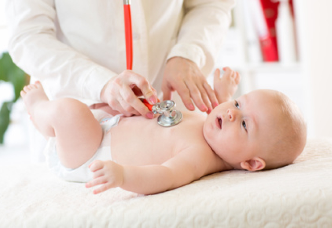 illustration de la bronchiolite par une consultation avec un bébé