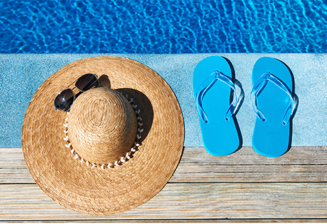 visuel chapeau tong et lunettes