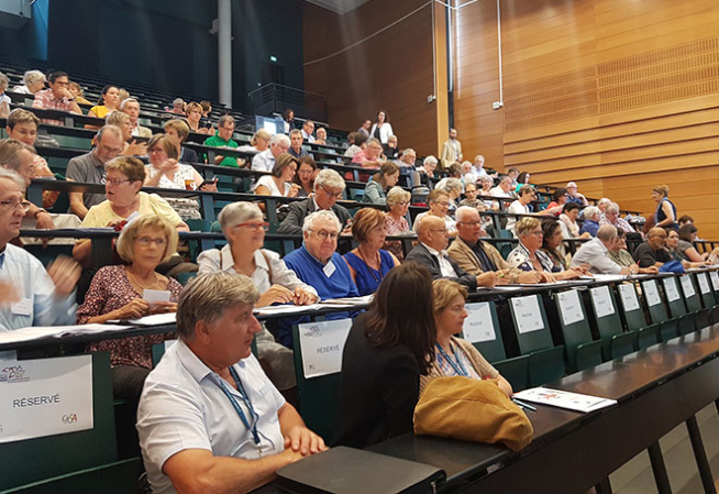 Photographie des représentants des usagers réunis dans un amphithéâtre à Angers pour assister à la 7ème journée des représentants des usagers en 2019.