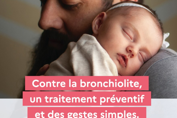 Un bébé dort sur l'épaule de son papa : Contre la bronchiolite, un traitement préventif et des gestes simples