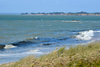 image de la plage en Loire-Atlantique, on y voit la mer et la côte pour illustrer la surveillance estivale des eaux de baignade