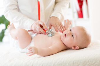 illustration de la bronchiolite par une consultation avec un bébé