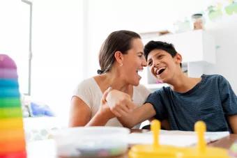 image représentant un jeune vivant avec un handicap et sa maman pour illustrer l evenement en Mayenne sur le 100% inclusif