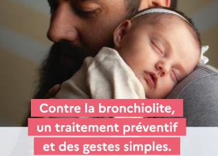 Un bébé dort sur l'épaule de son papa : Contre la bronchiolite, un traitement préventif et des gestes simples