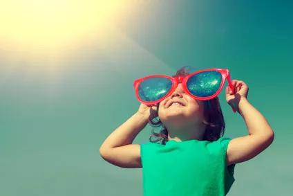 enfant regardant le soleil