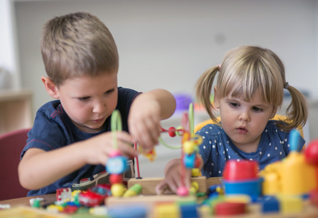 Enfants jouant dans une classe de maternelle