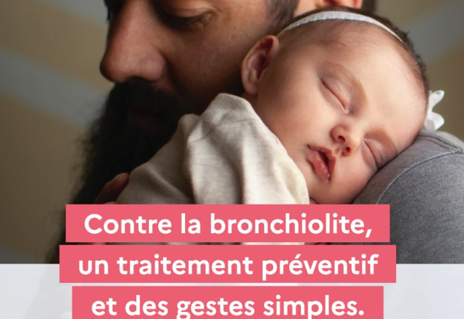 Un bébé dort sur l'épaule de son papa : Contre la bronchiolite, un traitement préventif et des gestes simples