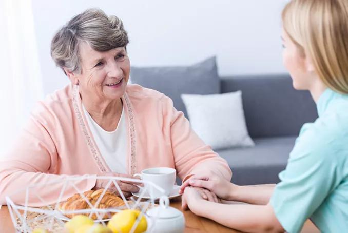 personne âgée avec aide soignante