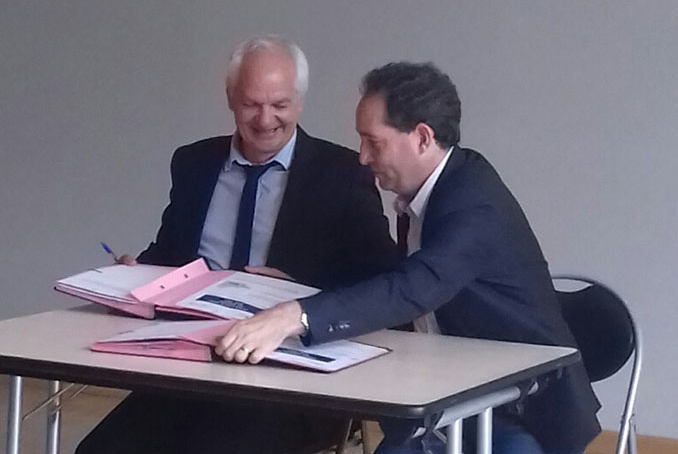 Signature du contrat local de santé par Jean-Jacques Coiplet, Directeur général de l’ARS Pays de la Loire et Joël Balandraud, Président de la Communauté de communes des Coëvrons