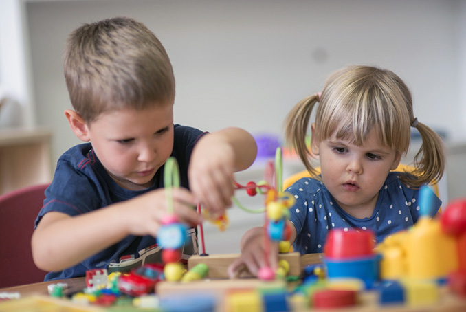 Enfants jouant dans une classe de maternelle