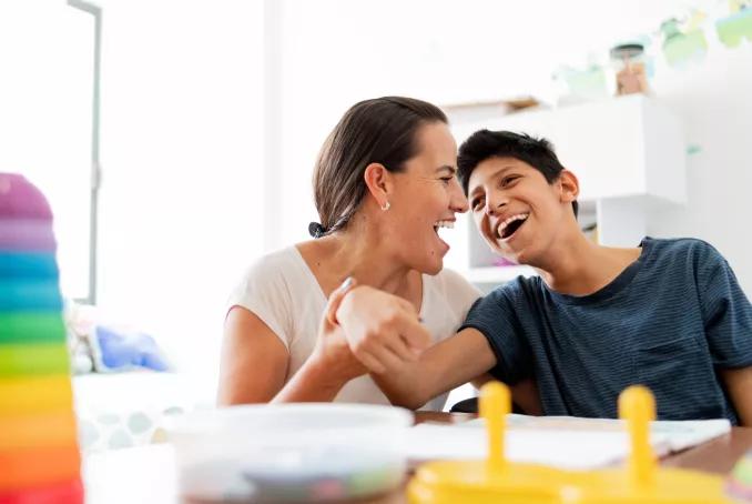 image représentant un jeune vivant avec un handicap et sa maman pour illustrer l evenement en Mayenne sur le 100% inclusif
