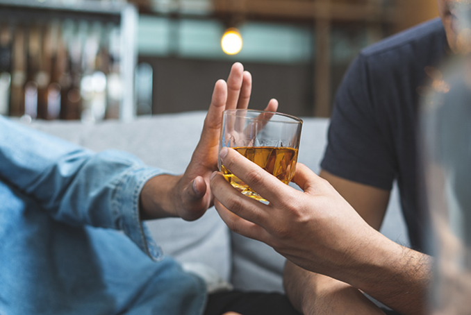 Personne refusant un verre d'alcool